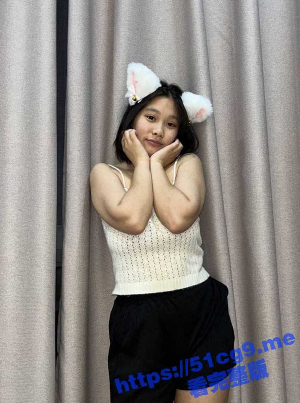 可爱和巨乳同时具备的女友被调教成小母狗，在楼道大胆的给男友口交-51吃瓜网