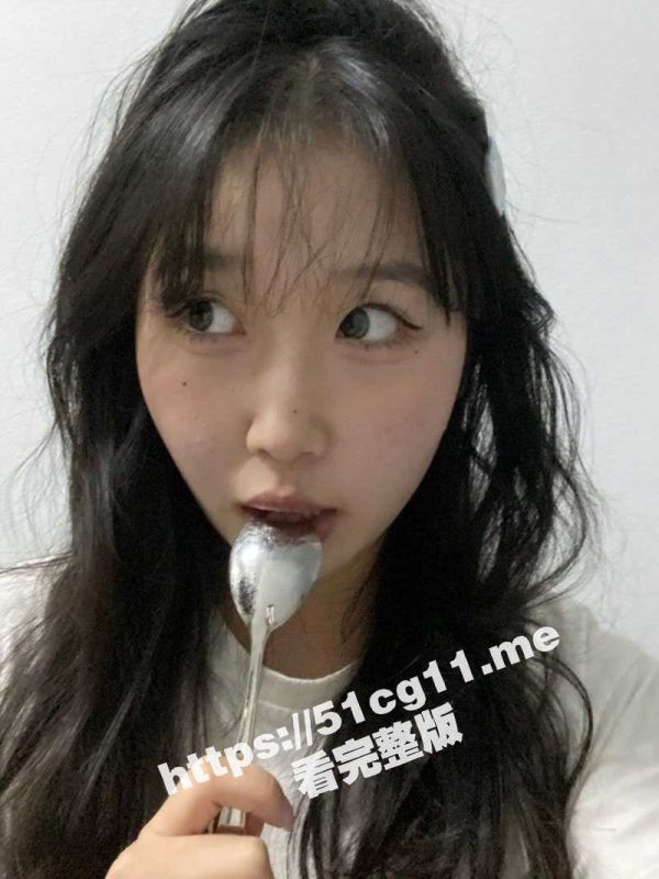 瓜友分享自家清纯清纯反差女友 高慧妍 又纯又骚 贴心给男友口交 扒开内裤展示粉嫩小穴 虽然长得一般 但是她骚啊-51吃瓜网