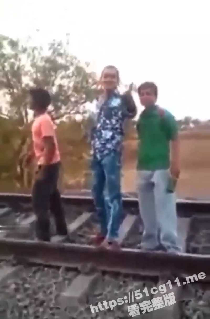 三个国外神经小伙火车轨道上玩 冒险者游戏 一小伙在众目睽睽之下被切掉脑袋 一命呜呼！ - 51吃瓜网-51吃瓜网