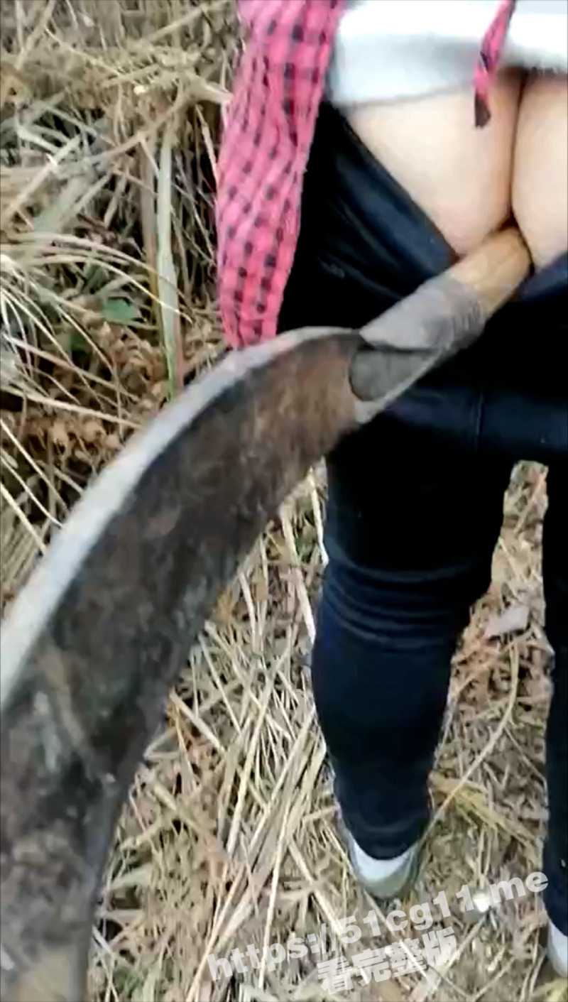 河北农村夫妇 干农活时性欲起了 直接把镰刀把插入屁眼里面走路 好像一根尾巴 - 51吃瓜网-51吃瓜网