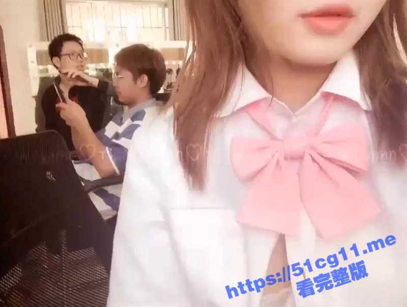 JK小姐姐露出狂人 在同学面前露奶露粉嫩白虎美穴 水晶棒自慰 小白内裤塞逼 真是狠人！-51吃瓜网