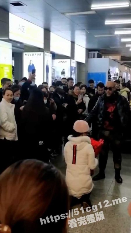 吃瓜现场！临沂华丰国际服装城 女粉丝手捧玫瑰跟心中男神跪地求婚！-51吃瓜网