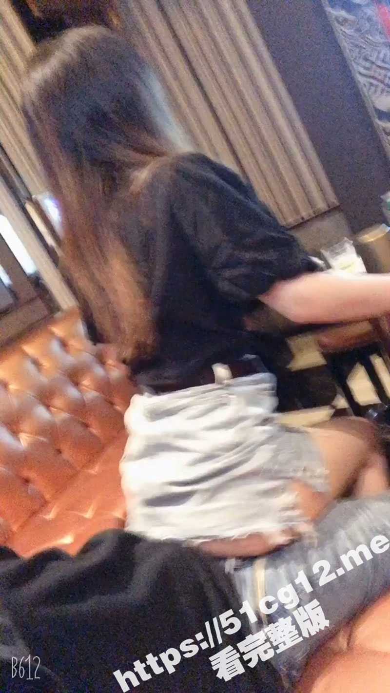 带美女同事去KTV 喝嗨了直接掀开裙子大鸡吧无套插入 妹子跟着节奏摇的挺欢乐 - 51吃瓜网-51吃瓜网