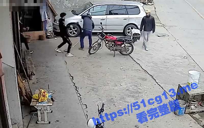 当场吃席  广西父子互砍 父亲被儿子用柴刀猛劈头部倒地不起  一支丧葬队刚巧路过 当场操办起仪式-51吃瓜网