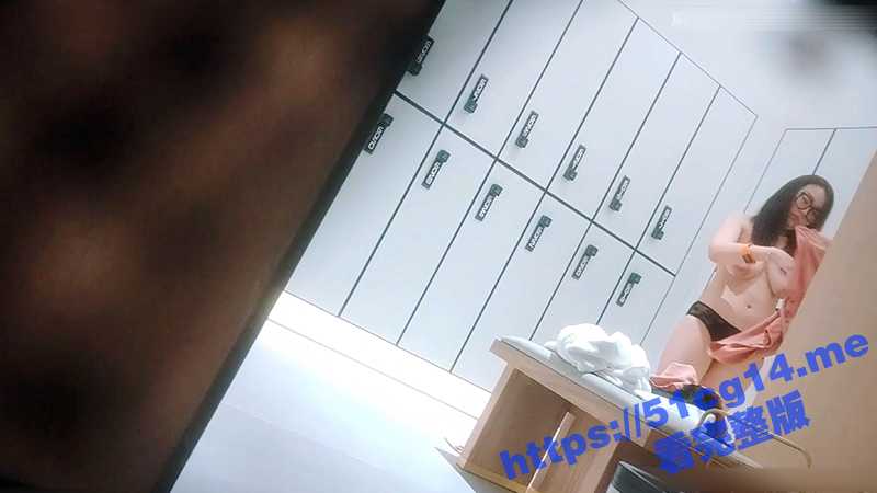 洗浴中心偷拍！眼镜大奶轻熟少妇 美乳小妹长相清纯 白皙的皮肤显得那么的晶莹剔透！-51吃瓜网