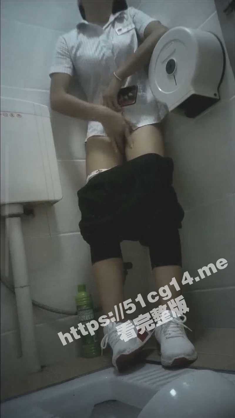 大学刚毕业的美女实习经理 竟然在上班时间偷偷溜进洗手间自慰 被同事偷拍下自慰视频曝光流出 - 51吃瓜网-51吃瓜网