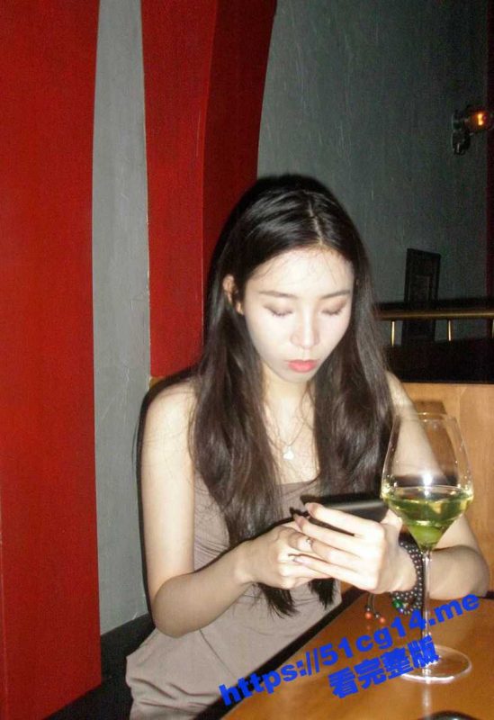 一顿饭拿下公司新来的前台妹子！带到酒店干到面目扭曲 平时看着非常高冷的女神没想到这么反差！-51吃瓜网