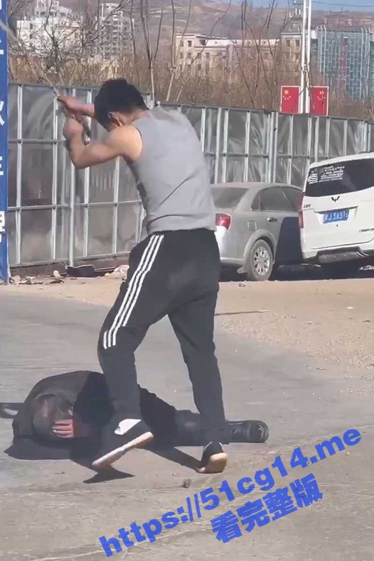 网传黑心包工头欠薪工人不给 在工地门口殴打讨债的老人甚至露出下体侮辱人！-51吃瓜网