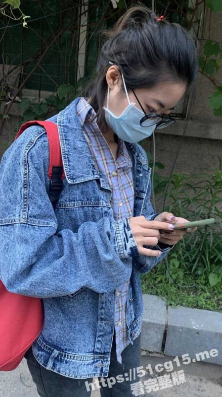 果然眼镜娘是最骚的！谁能想到这么单纯的妹子 私下竟如此反差！-51吃瓜网