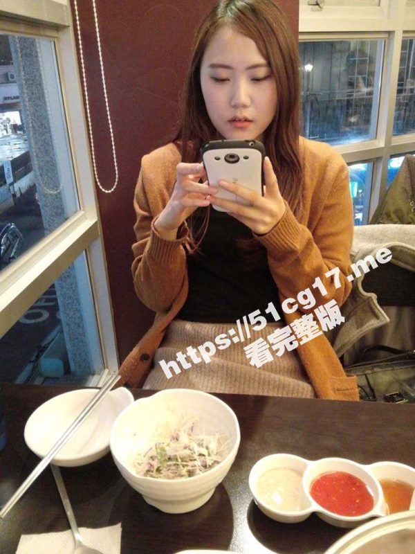 约炮公司前台妹子 吃完饭后到出租屋 主动挽起头发吃鸡 扶屌无套插入自己摇到高潮 最后还主动口爆吞精-51吃瓜网