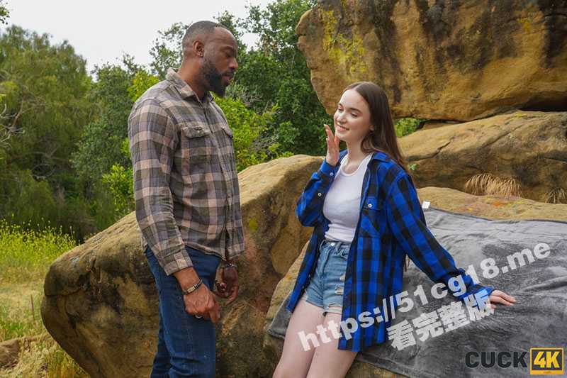 情侣户外徒步 一时兴起在大石头上铺个毯子打野战 居然惊现黑猩猩？老外是真会玩 - 51吃瓜网-51吃瓜网