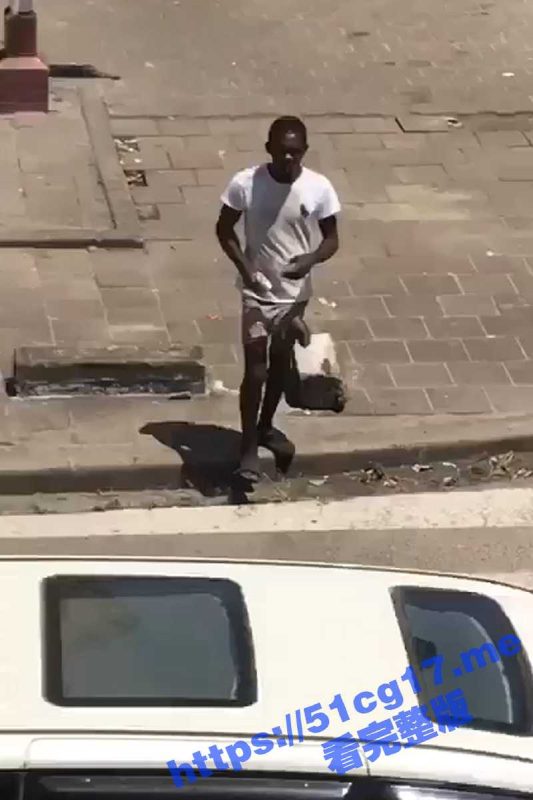 这就是黑人的种族天赋吗？ 这鸡巴真的好大好长 裤子都兜不住 太夸张了 简直就是裤裆藏雷 太羡慕了-51吃瓜网