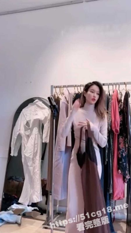 高颜值带货女主播 换衣服不慎走光 褐色的乳头看得一清二楚！-51吃瓜网