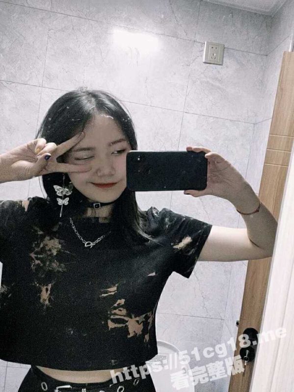 高颜值黑暗萝莉 极品反差婊 被主人网调 网络母狗与主人视频互相自慰 骚妹子全裸诱惑！-51吃瓜网