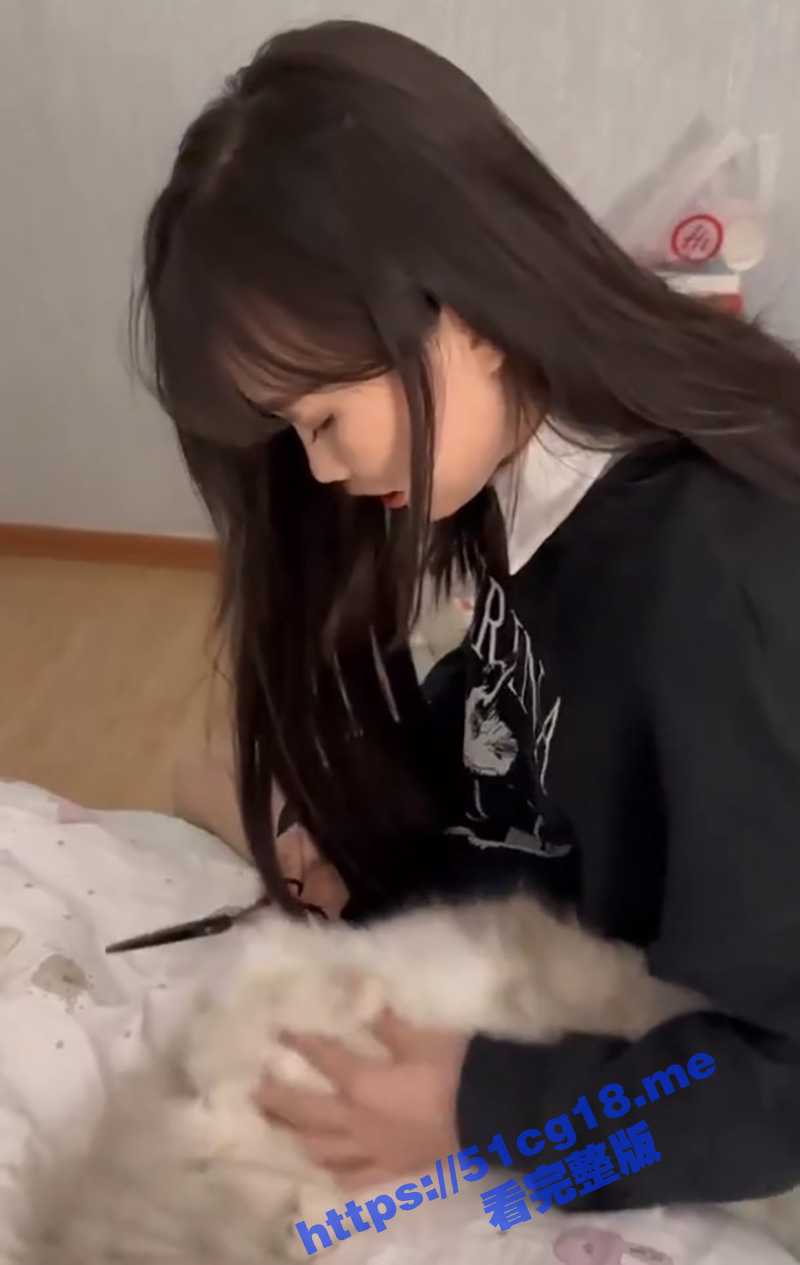 我家猫会后空翻！超极品嫩妹来看猫 半推半就被搞上床 操的时候还给闺蜜打了个电话！ - 51吃瓜网-51吃瓜网