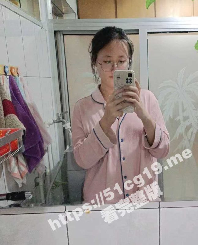 品学兼优的眼镜娘学生妹 在主人面前母狗本性显露 极品大奶妹子道具插逼 还可以舔马桶!!-51吃瓜网