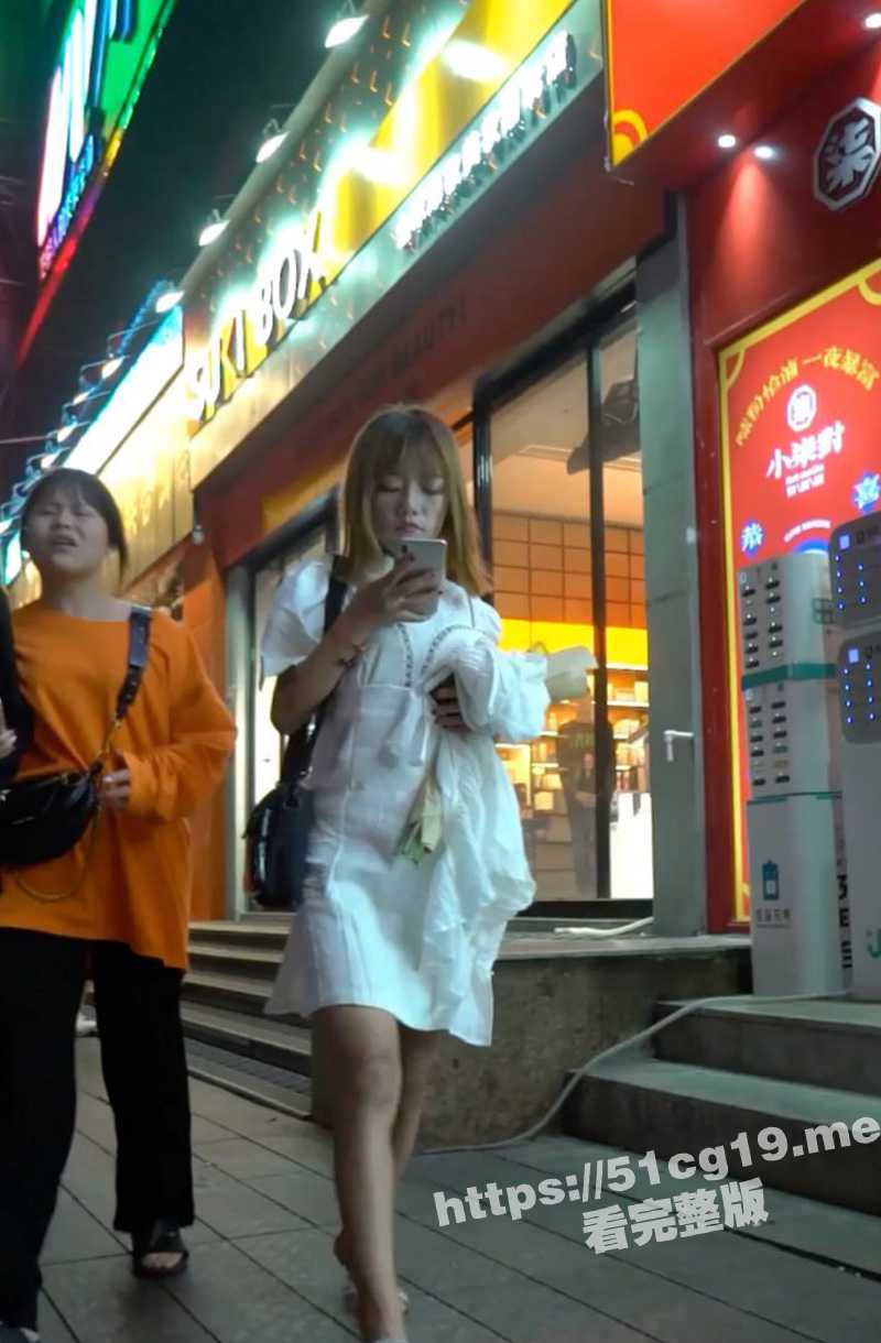 牛逼了 骚妹子不穿内裤逛街被偷拍 怎么下面鲍鱼流豆浆了 难道是刚被内射完吗？ - 51吃瓜网-51吃瓜网