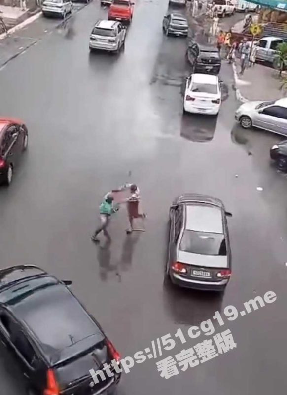 国外街头打架就是干！刀棍互抡猛锤头部 再拿铁棍猛砸 最后被手枪制服 好暴力！-51吃瓜网