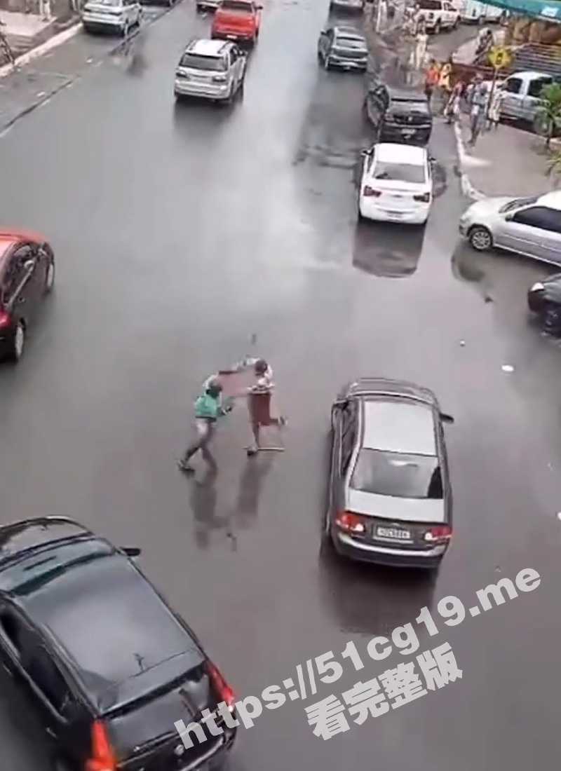 国外街头打架就是干！刀棍互抡猛锤头部 再拿铁棍猛砸 最后被手枪制服 好暴力！ - 51吃瓜网-51吃瓜网