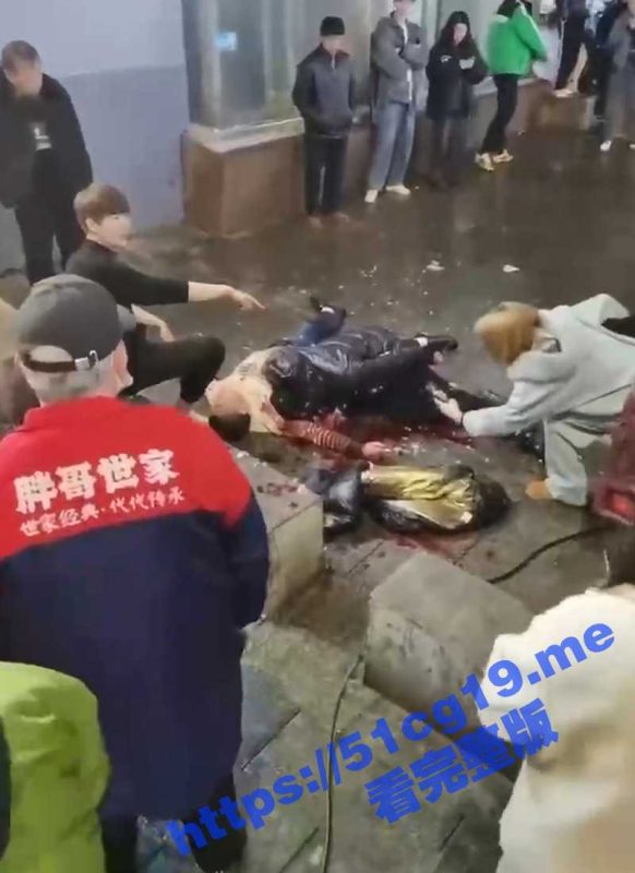 湖南湘潭市 东北人在宵夜一条街上喝醉酒打架 地上全是血 双双倒在血泊中 场面血腥-51吃瓜网
