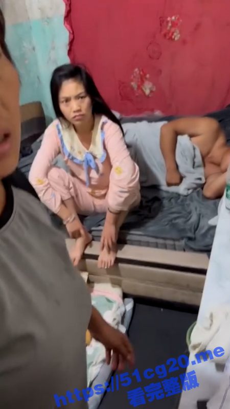 安徽婆婆抓奸儿媳！在别的男人屋里穿着睡衣 跟两个男人躺在床上 却说什么都没干！-51吃瓜网