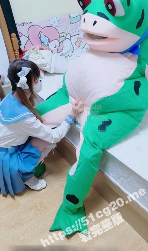 可爱萝莉 软软兔 百褶裙萝莉妹妹被大跳蛙猛操 妹子声嘶力竭地哭喊求饶却无济于事 终究还是被内射了！-51吃瓜网