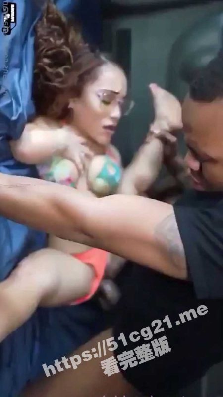 黑人操侏儒 这黑哥们就不怕出人命吗？都要顶穿了吧-51吃瓜网