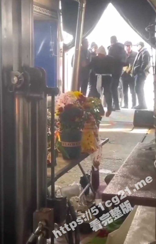 棺材板快压不住了！山西一大爷在葬礼上跳科目三 动作娴熟游刃有余 看来没少下功夫！-51吃瓜网