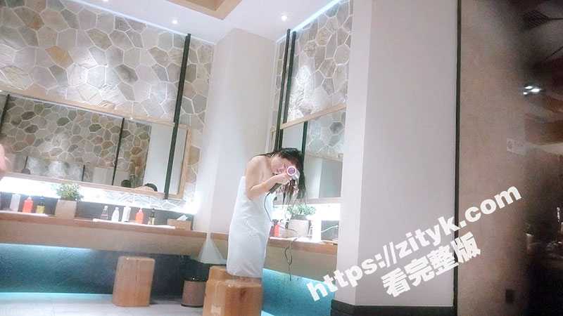 澡堂子盯上了一个极品美少妇 丰满的大奶子 完美的翘臀 偷窥一时爽一直偷窥一直爽 根本就停不下来啊！-51吃瓜网