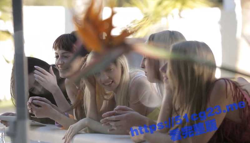 精品大作 五位极品身材 年轻模特 户外泳池边脱光抹油自摸画面唯美诱人-51吃瓜网