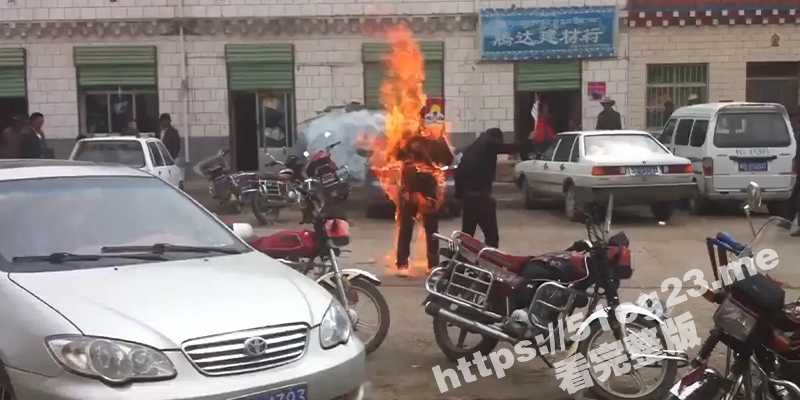 青海西宁街头俩男子身上倒满汽油自焚 疑似邪教法轮功 吓坏路人-51吃瓜网
