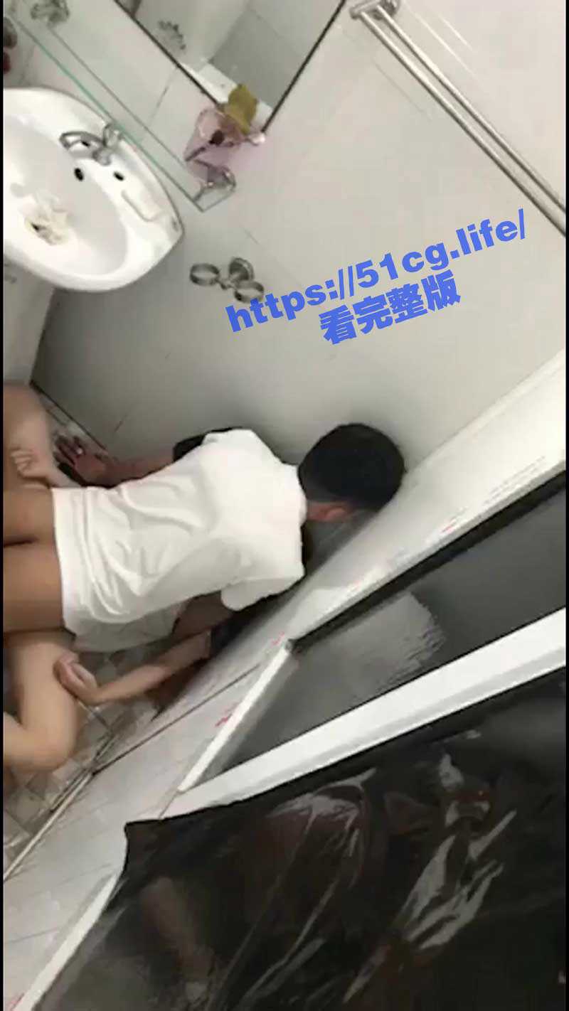 灌醉女同学后拖到厕所强奸！没成想被同学们偷拍！ - 51吃瓜网-51吃瓜网