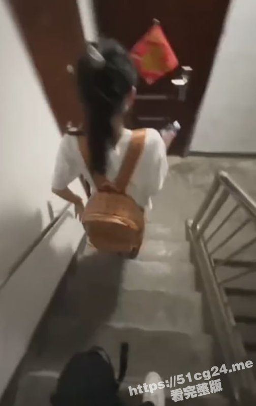 跟踪邻居家的女儿 高马尾先天JK圣体 把她调教成爱吃鸡巴的骚母狗 特别乖巧听话！-51吃瓜网