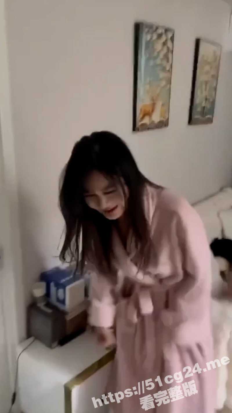 高颜值坐台女 在家中卖淫时被老公当场抓现行 老公一怒之下将视频全网曝光 - 51吃瓜网-51吃瓜网