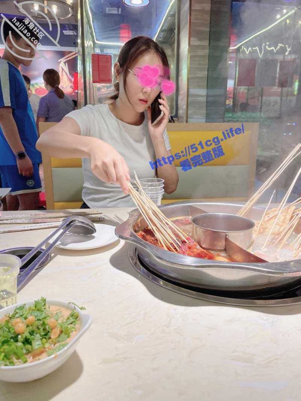 夜晚趁老公加班孩子熟睡时，楼道口爆操中出邻居美人妻！-51吃瓜网