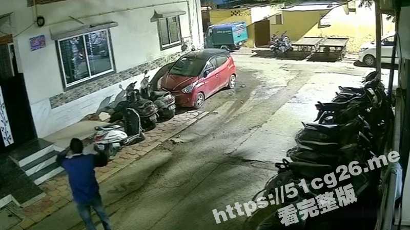 印度一男子因不满妻子“第五次结婚” 在妻子门前自焚身亡 他是妻子的第四任丈夫 自称俩人还未离婚-51吃瓜网