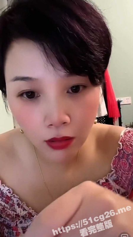 抖音 高颜值短发少妇 直播事故 衣服里真空 直播时露点 这大奶子真的太绝了-51吃瓜网