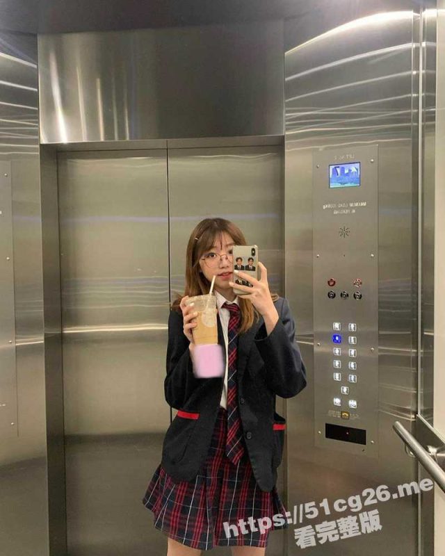 样子小巧可爱的眼镜学生妹大尺度私拍流出 安全通道口交跪舔超级享受 深喉暴躁全程露脸！-51吃瓜网