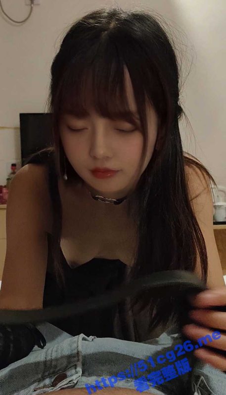 极品身材 棕色皮肤学生妹 穿上开档白丝JK服 露脸插入 看乳头真是黑的发亮啊-51吃瓜网