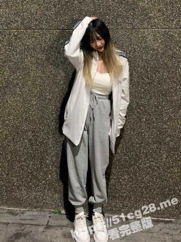 台湾一网红主播 清纯漂亮极品巨乳 在酒店约炮榜一大哥与其好兄弟 前后插入 双飞 跪地口爆-51吃瓜网