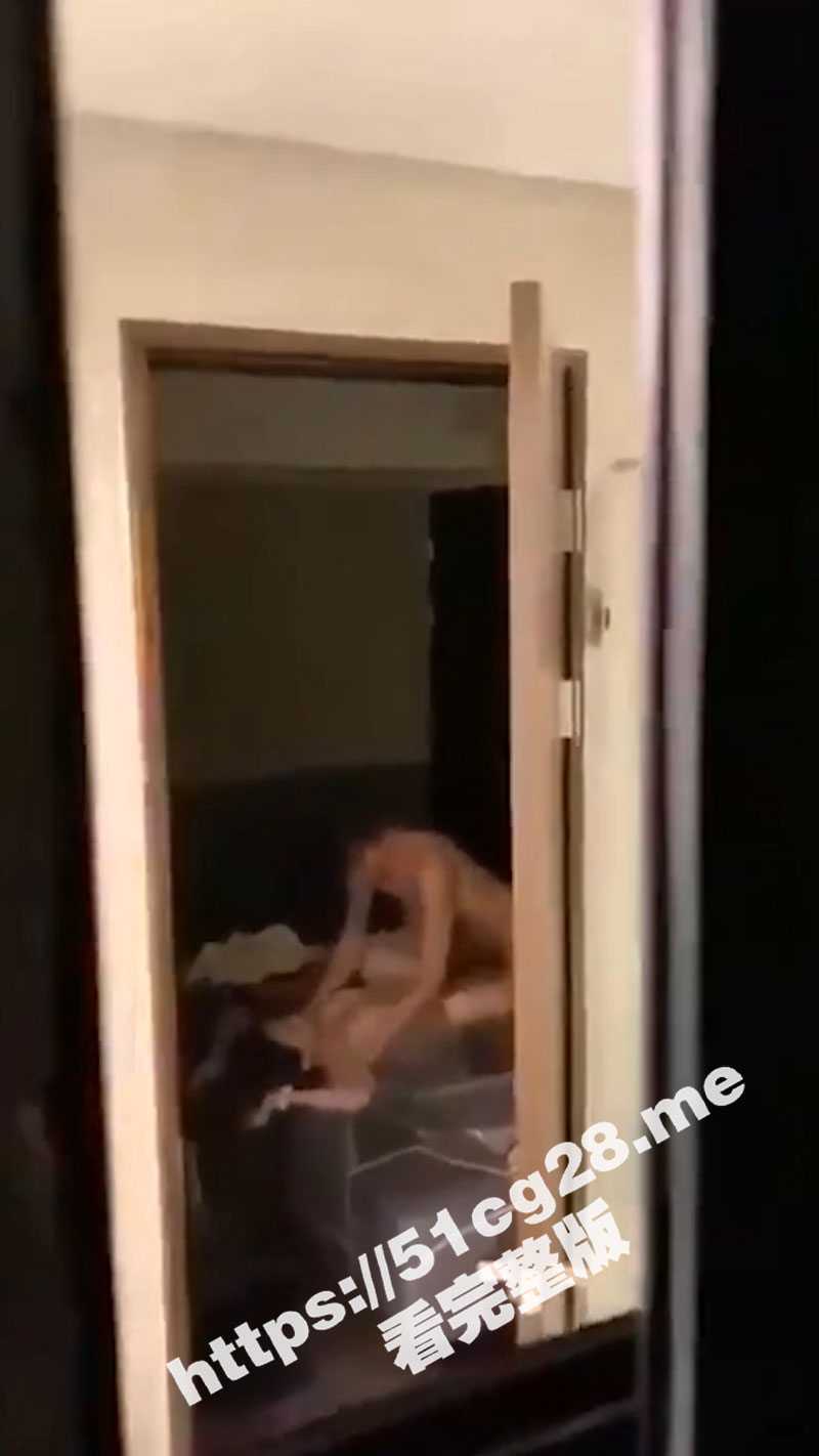 隔壁年轻的精壮小伙带漂亮女友回家做爱 赶时间忘记关门被偷拍 漂亮妹子被操的嗷嗷叫 - 51吃瓜网-51吃瓜网