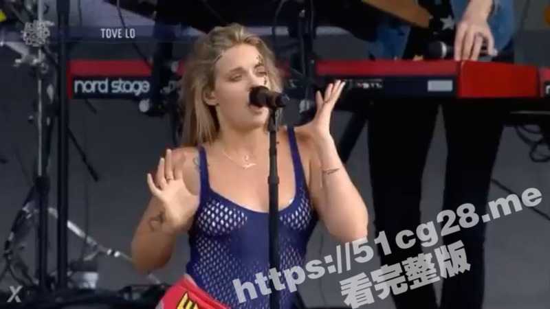 老外就是开放！演唱会唱到激情处 直接脱掉外套露出巨乳 不得不说格局很大 太宠粉了-51吃瓜网