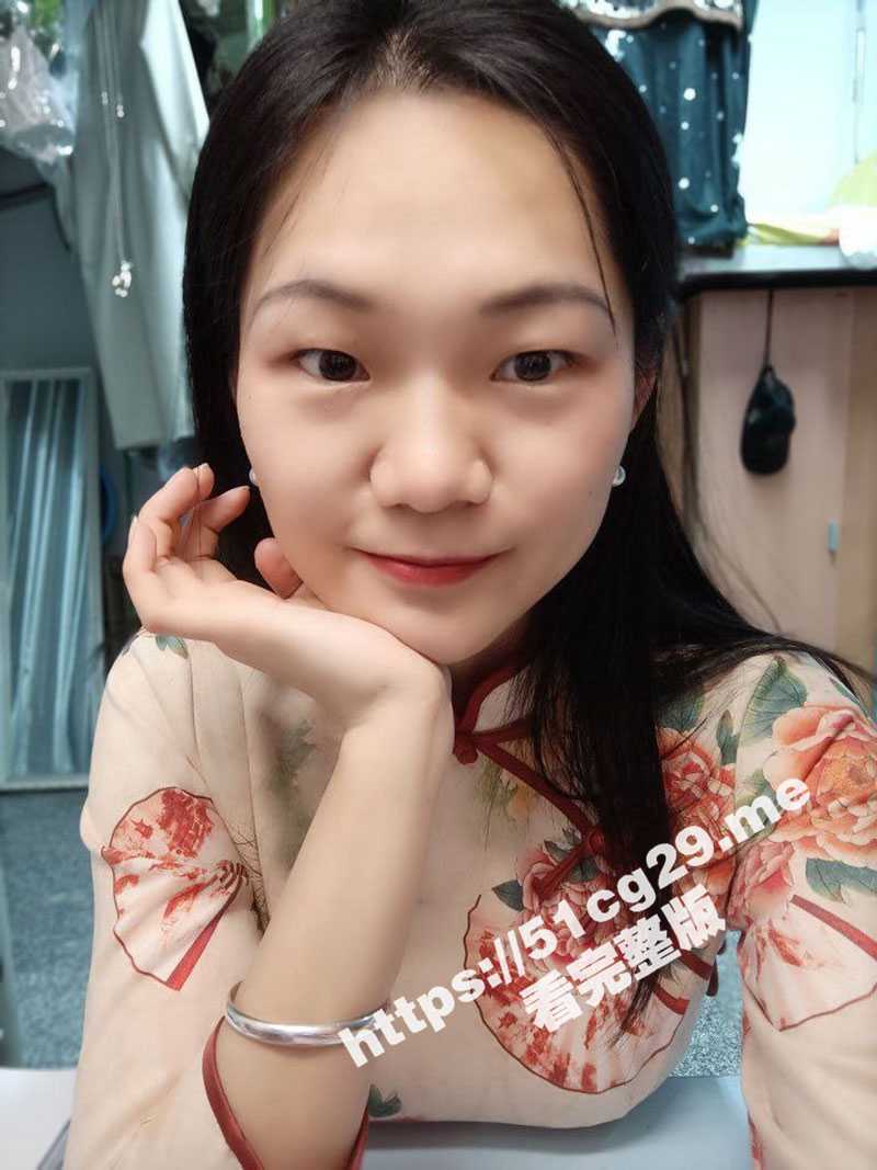 我靠 又是反差婊的招牌造型 剪刀手吐舌头翻翻白眼 你还来个旗袍中国风 这母狗够骚！ - 51吃瓜网-51吃瓜网