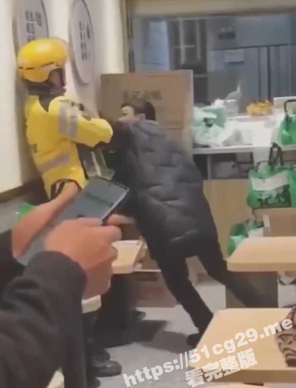 成都两外卖员因送餐问题大打出手 美团小哥战斗力异于常人却不肯发力 吓坏店员！-51吃瓜网