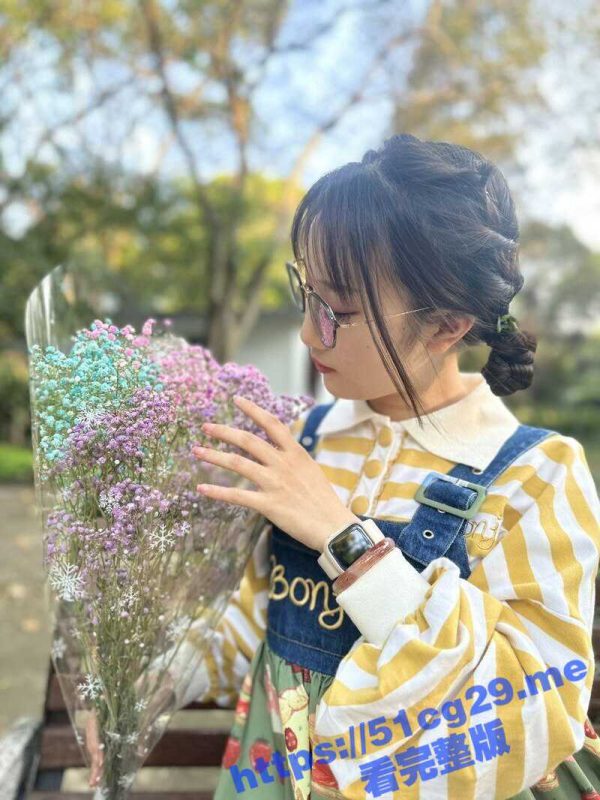 表面上清纯可爱的眼镜妹 内心其实是一只反差母狗 喜欢同时被两根大屌玩弄 私下的淫乱生活被曝光！-51吃瓜网