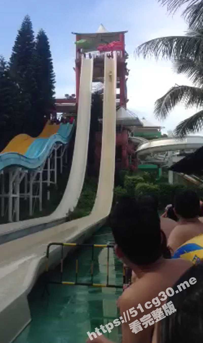 男人的天堂！美女在水上乐园玩滑梯时衣服被水流掀翻露出大奶 围观的男人们都满意的笑了 - 51吃瓜网-51吃瓜网