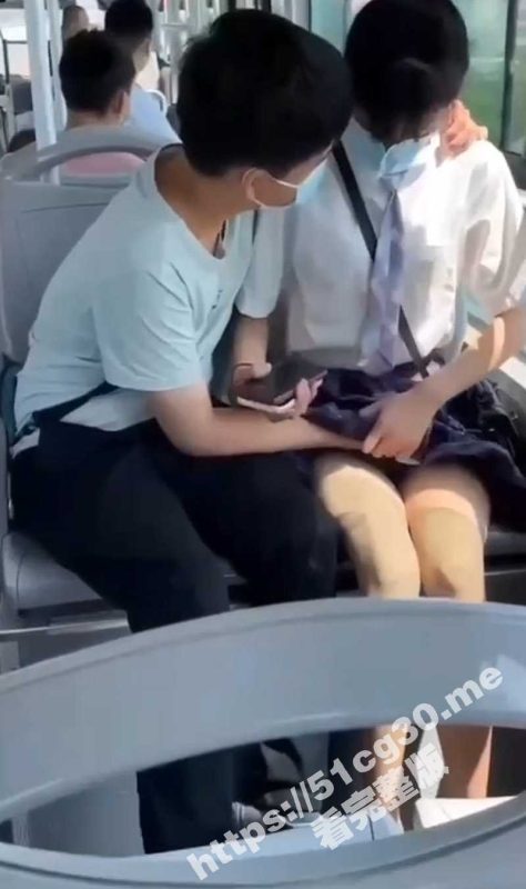 光天化日抠逼 小情侣在公交车上扣逼 扣完还闻了闻手上的味 香吗？-51吃瓜网