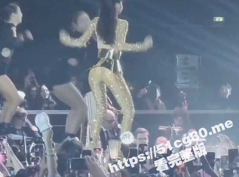 疯马秀刚火完  Lisa 昨晚在法国慈善活动的舞蹈再次火遍全球！-51吃瓜网