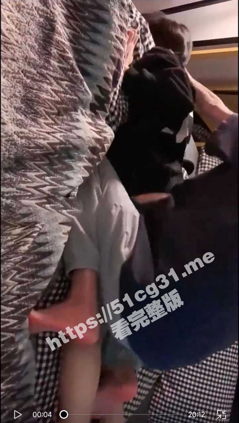 趁爸妈出门偷偷溜进妹妹房间强奸她 没想到妹妹竟然还是处女！整个房间回响着妹妹的求饶声和痛苦的呻吟 - 51吃瓜网-51吃瓜网