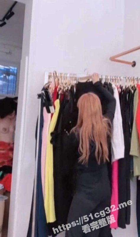 醉翁之意不在酒！女主播直播带货换衣露奶子吸引流量 流量密码算是玩明白了-51吃瓜网